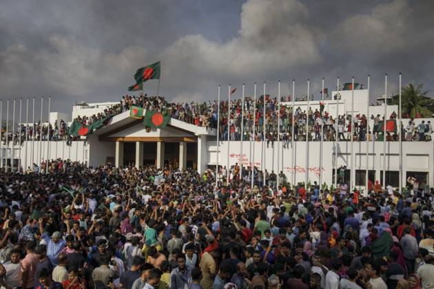 August 5, 2024, Dhaka, Bangladesh: Anti-government protester gather as they storm Prime Minister Sheikh Hasina s palace in Dhaka. Bangladeshi Prime Minister Sheikh Hasina s 15-year rule ended on August 5, 2024 as she fled after more than a month of deadly protests as the military announced it would form an interim government. Dhaka Bangladesh - ZUMAa130 20240805_fap_a130_026 Copyright: xKMxAsadx