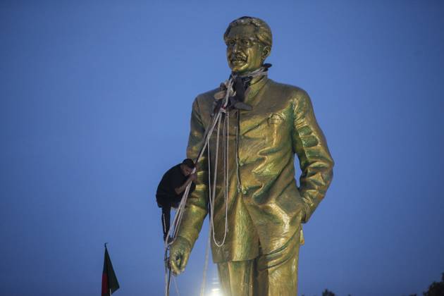August 5, 2024, Dhaka, Dhaka, Bangladesh: Anti-government protestors climbs atop a statue of Sheikh Mujibur Rahman, Bangladesh s founding father and parent of the country s ousted Prime Minister Sheikh Hasina, in Dhaka on August 5, 2024. Bangladeshi Prime Minister Sheikh Hasina s 15-year rule ended on August 5, as she fled after more than a month of deadly protests as the military announced it would form an interim government. Dhaka Bangladesh - ZUMAj163 20240805_zip_j163_001 Copyright: xAbuxSufianxJewelx