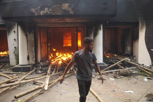 August 5, 2024, Dhaka, Dhaka, Bangladesh: The Bangabandhu Memorial Museum is set on fire by anti-government protestors in Dhaka on August 5, 2024. Protests in Bangladesh that began as student-led demonstrations against government hiring rules in July culminated on August 5, in the prime minister fleeing and the military announcing it would form an interim government. Dhaka Bangladesh - ZUMAj163 20240805_zip_j163_023 Copyright: xAbuxSufianxJewelx