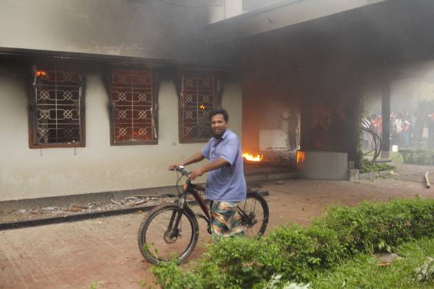August 5, 2024, Dhaka, Dhaka, Bangladesh: The Bangabandhu Memorial Museum is set on fire by anti-government protestors in Dhaka on August 5, 2024. Protests in Bangladesh that began as student-led demonstrations against government hiring rules in July culminated on August 5, in the prime minister fleeing and the military announcing it would form an interim government. Dhaka Bangladesh - ZUMAj163 20240805_zip_j163_024 Copyright: xAbuxSufianxJewelx
