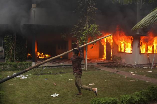 August 5, 2024, Dhaka, Dhaka, Bangladesh: The Bangabandhu Memorial Museum is set on fire by anti-government protestors in Dhaka on August 5, 2024. Protests in Bangladesh that began as student-led demonstrations against government hiring rules in July culminated on August 5, in the prime minister fleeing and the military announcing it would form an interim government. Dhaka Bangladesh - ZUMAj163 20240805_zip_j163_032 Copyright: xAbuxSufianxJewelx
