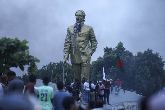 August 5, 2024, Dhaka, Dhaka, Bangladesh: Anti-government protestors climbs atop a statue of Sheikh Mujibur Rahman, Bangladesh s founding father and parent of the country s ousted Prime Minister Sheikh Hasina, in Dhaka on August 5, 2024. Bangladeshi Prime Minister Sheikh Hasina s 15-year rule ended on August 5, as she fled after more than a month of deadly protests as the military announced it would form an interim government. Dhaka Bangladesh - ZUMAj163 20240805_zip_j163_034 Copyright: xAbuxSufianxJewelx