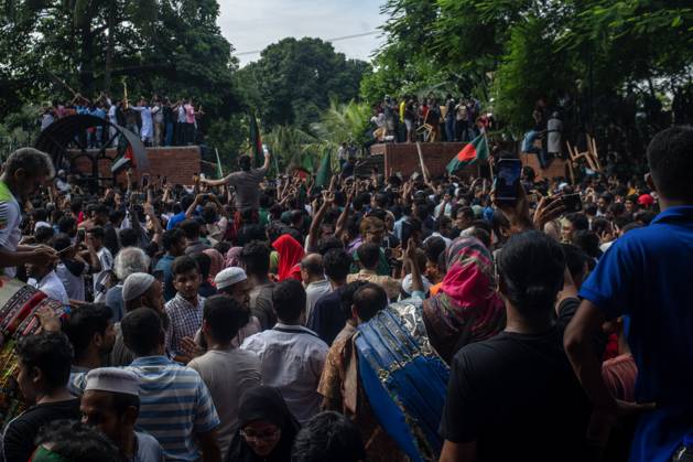 Protests In Bangladesh People are celebrating the fall of the country s Prime Minister Sheikh Hasina in Dhaka, Bangladesh, on August 6, 2024. Dhaka Bangladesh Copyright: xSyedxMahamudurxRahmanx originalFilename: rahman-notitle240805_npi7M