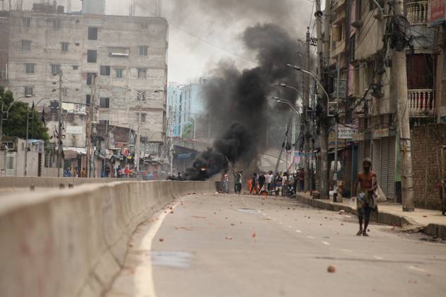 Anti-government Protest in Bangladesh Clashes between Anti-government protesters and police during the curfew in Dhaka,Bangladesh on 05 August 2024. Dhaka Dhaka Bangladesh Copyright: xAbuxSufianxJewelx