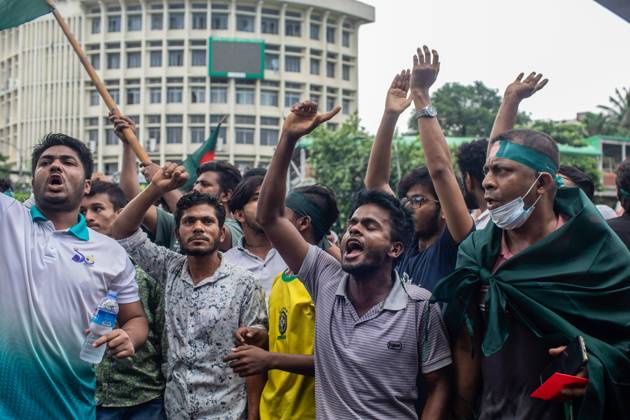 Dhaka celebrate the resignation of the Prime Minister - 05 Aug 2024 Anti-government protestors chant slogans during the celebrations in Shahbag near Dhaka University area. Thousands of people are celebrating the resignation of Bangladeshi Prime Minister Sheikh Hasina. Protests in Bangladesh that began as student-led demonstrations against government hiring rules in July culminated on August 5, in the prime minister fleeing and the military announcing it would form an interim government. Dhaka Bangladesh Copyright: xSazzadxHossainx xSOPAxImagesx Anti-government protestors celebrate _sazzad hossain (12)