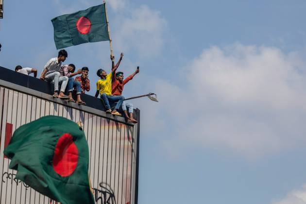 Dhaka celebrate the resignation of the Prime Minister - 05 Aug 2024 Anti-government protestors wave Bangladesh National flags during the celebrations in Shahbag near Dhaka University. Thousands of people are celebrating the resignation of Bangladeshi Prime Minister Sheikh Hasina. Protests in Bangladesh that began as student-led demonstrations against government hiring rules in July culminated on August 5, in the prime minister fleeing and the military announcing it would form an interim government. Dhaka Bangladesh Copyright: xSazzadxHossainx xSOPAxImagesx Anti-government protestors celebrate _sazzad hossain (24)