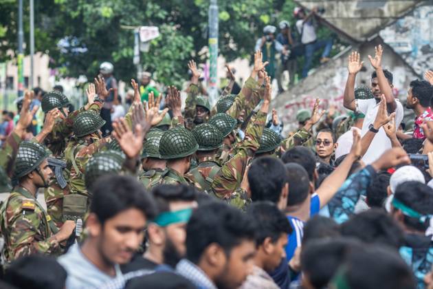 Dhaka celebrate the resignation of the Prime Minister - 05 Aug 2024 Anti-government protestors celebrate with army personnel in Shahbag near Dhaka University area. Thousands of people are celebrating the resignation of Bangladeshi Prime Minister Sheikh Hasina. Protests in Bangladesh that began as student-led demonstrations against government hiring rules in July culminated on August 5, in the prime minister fleeing and the military announcing it would form an interim government. Dhaka Bangladesh Copyright: xSazzadxHossainx xSOPAxImagesx Anti-government protestors celebrate _sazzad hossain