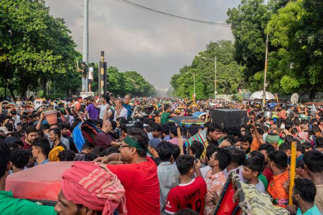 Dhaka celebrate the resignation of the Prime Minister - 05 Aug 2024 Anti-government protestors march on the street during the celebrations. Thousands of People celebrate the resignation of Bangladeshi Prime Minister Sheikh Hasina. Protests in Bangladesh that began as student-led demonstrations against government hiring rules in July culminated on August 5, in the prime minister fleeing and the military announcing it would form an interim government. Dhaka Bangladesh Copyright: xSazzadxHossainx xSOPAxImagesx Anti-government protestors celebrate _sazzad hossain (55)