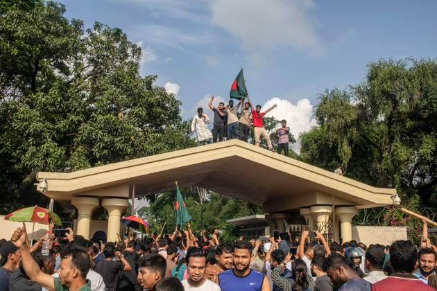 August 5, 2024, Dhaka, Bangladesh: Anti-government protestors participate in the celebrations. Thousands of people are celebrating the resignation of Bangladeshi Prime Minister Sheikh Hasina..Protests in Bangladesh that began as student-led demonstrations against government hiring rules in July culminated on August 5, in the prime minister fleeing and the military announcing it would form an interim government. Dhaka Bangladesh - ZUMAs197 20240805_aaa_s197_086 Copyright: xSazzadxHossainx