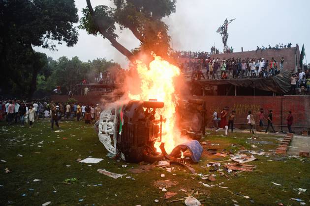 August 5, 2024, Dhaka, Bangladesh: A car seen on fire inside the Ganobhaban during the celebration at the country s Prime Minister Sheikh Hasina s residence after she fled and resigned. Thousands of People celebrate the resignation of Bangladeshi Prime Minister Sheikh Hasina. Protests in Bangladesh that began as student-led demonstrations against government hiring rules in July culminated on August 5, in the Prime Minister fleeing and the military announcing it would form an interim government. Dhaka Bangladesh - ZUMAs197 20240805_aaa_s197_096 Copyright: xPiyasxBiswasx