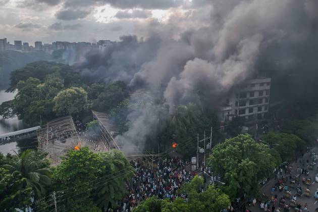 Thousands of People celebrate in Dhaka - 05 Aug 2024 (EDITORS NOTE: Image taken with drone) Anti-government protestors set ablaze the entrance area of Bangabandhu Memorial Museum in Dhaka during the celebrations. Thousands of people are celebrating the resignation of Bangladeshi Prime Minister Sheikh Hasina. Protests in Bangladesh that began as student-led demonstrations against government hiring rules in July culminated on August 5, with the Prime Minister fleeing and the military announcing it would form an interim government. Dhaka Bangladesh Copyright: xSazzadxHossainx xSOPAxImagesx Thousands of People celebrate _Sazzad Hossain (1)