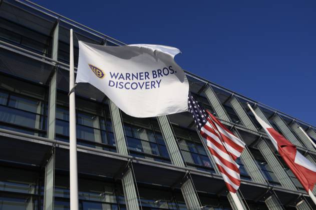 Warner Bros Discovery A Warner Bros (Discovery) flag is fluttering outside the TVN broadcaster headquarters in Warsaw, Poland, on August 6, 2024. Warner Bros Discovery is looking to offload smaller assets in a bid to avoid a breakup of the company. Warsaw Poland  Copyright: xAleksanderxKalkax originalFilename: kalka-warnerbr240806_np2tD.jpg
