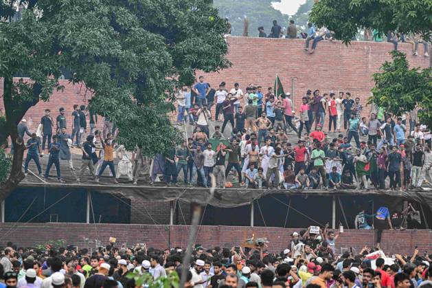 August 5, 2024, Dhaka, Bangladesh: Anti-government protestors gather at the Prime Minister Sheikh Hasina s place during the celebrations. Thousands of Bangladesh People celebrate the resignation of Bangladeshi Prime Minister Sheikh Hasina. Protests in Bangladesh that began in July for the abolition of the quota system in government jobs culminated on August 5, as Bangladesh military chief Gen. Waker-uz-Zaman announced a transitional government after Prime Minister Sheikh Hasina fled the country due to violent nationwide protests. Hundreds of people were killed and wounded during the protests since July, which first called for the abolition of quotas in government jobs and later the resignation of the Hasina, who had been in power since 2009 - ZUMAs197 20240805_aaa_s197_142 Copyright: xZabedxHasnainxChowdhuryx