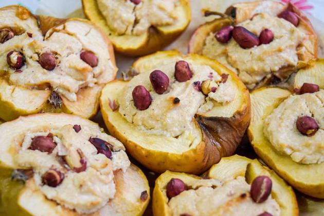 Baked apples with cottage cheese, Baked apples with cottage cheese and peanuts., Baked apples with cottage cheese and peanuts., 27.10.2023, Copyright: xfotogigi85x Panthermedia36083482.jpg