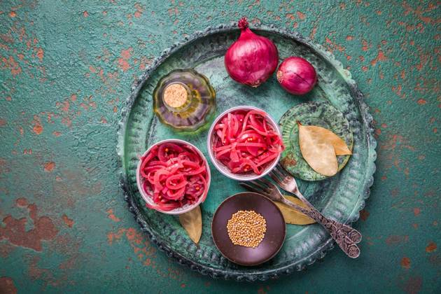 IMAGO Creative, Food, Pickled Onions Homemade pickled sliced red onions with ingredients, Homemade pickled sliced red onions with ingredients, Homemade pickled sliced red onions with ingredients, 31.10.2023, Copyright: xBrebcax Panthermedia36107447.jpg