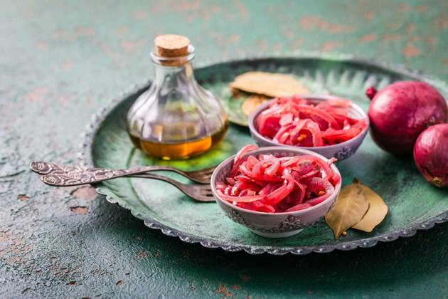 IMAGO Creative, Food, Pickled Onions Homemade pickled sliced red onions with ingredients, Homemade pickled sliced red onions with ingredients, Homemade pickled sliced red onions with ingredients, 31.10.2023, Copyright: xBrebcax Panthermedia36107449.jpg