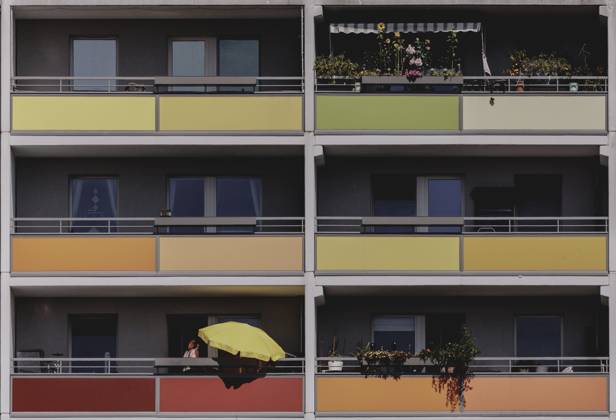 Balcony with parasol, taken at a block of flats in Marzahn in Berlin, 07 08 2024 Berlin Germany Copyright: xFlorianxGaertner photothek.dex
