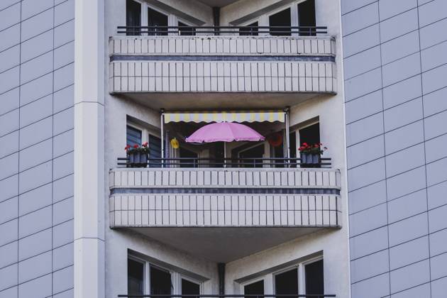 Parasol on the balcony of a prefabricated building, taken in Berlin, 07 08 2024 Berlin Germany Copyright: xFlorianxGaertner photothek.dex
