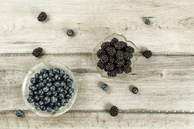  Top down view, small glass bowls with blueberries and blackberri, Top down view, small glass bowls with blueberries and blackberries some scattered on gray wood desk, Top down view, small glass bowls with blueberries and blackberries some scattered on gray wood desk, 27.11.2023, Copyright: xLuboIvankox Panthermedia36234596.jpg