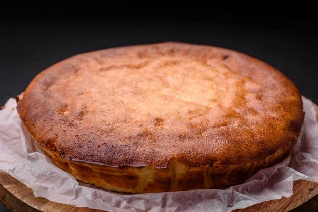 Delicious homemade round baked mince pie or tart, Delicious homemade round baked mince pie or tart on textured concrete background, Delicious homemade round baked mince pie or tart on textured concrete background, 12.12.2023, Copyright: xTan4ikx Panthermedia36292112.jpg
