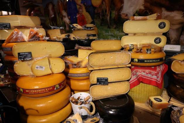  Display of traditional Dutch cheese at local cheese shop in Gouda, the Netherlands, Gouda, the Nehterlands - April 20, 2023: Display of traditional Dutch cheese at local cheese shop in Gouda, the Netherlands, Gouda, the Nehterlands - April 20, 2023: Display of traditional Dutch cheese at local cheese shop in Gouda, the Netherlands, 07.12.2023, Copyright: xwjarekx Panthermedia36273953.jpg