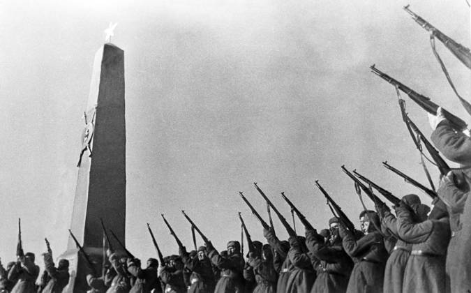 Great Patriotic War 5657663 01.02.1943 The Great Patriotic War (1941-1945). The Battle of Stalingrad, July 1942 - February 1943. The first obelisk for the fallen defenders of Stalingrad on Mamayev Kurgan unveiled in February 1943. Zelma Volgograd Russia  Copyright: xZelmax