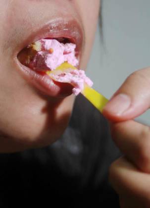  Woman eating cup cake deliciously,, Woman eating cup cake deliciously, Soft blurred background, Woman eating cup cake deliciously, Soft blurred background, 29.12.2023, Copyright: xjimbophotox Panthermedia36361813.jpg