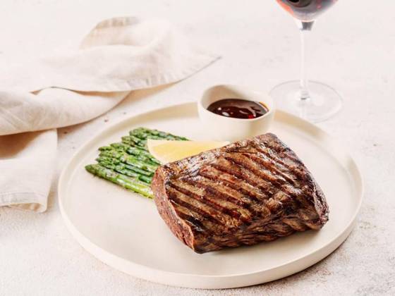  Grilled meat steak on plate with lemon and asparagus, Grilled meat steak on plate with lemon and asparagus on white table background. Food and cuisine concept. Restaurant-style plating, with red wine glass on table, Grilled meat steak on plate with lemon and asparagus on white table background. Food and cuisine concept. Restaurant-style plating, with red wine glass on table, 10.01.2024, Copyright: xFascinadorax Panthermedia36433629.jpg