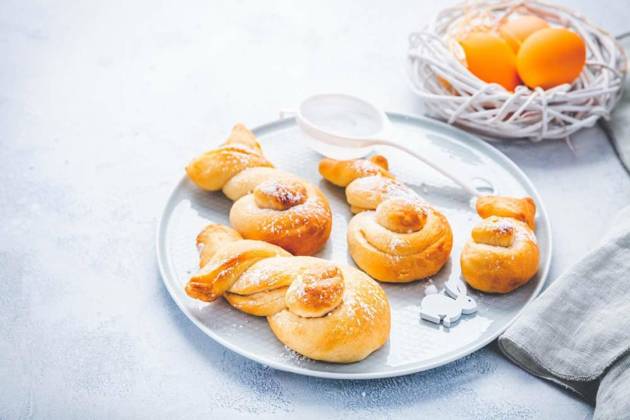  Buns made from yeast dough in a shape of Easter bunny and colored eggs, Buns made from yeast dough in a shape of Easter bunny and colored eggs, Buns made from yeast dough in a shape of Easter bunny and colored eggs, 20.02.2024, Copyright: xBrebcax Panthermedia36780475.jpg
