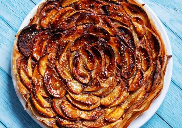 IMAGO Creative, Herbst, Food, Apfelkuchen Homemade delicious fresh baked rustic apple pie, top view, Homemade delicious fresh baked rustic apple pie, a top view, Homemade delicious fresh baked rustic apple pie, a top view, 05.03.2024, Copyright: xphilipimagex Panthermedia36869471.jpg