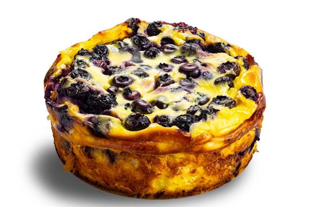  High angle view of freshly baked homemade yogurt blueberry cake., High angle view of freshly baked homemade yogurt blueberry cake isolated on white background with clipping path., High angle view of freshly baked homemade yogurt blueberry cake isolated on white background with clipping path., 05.03.2024, Copyright: xtakepicsforfunx Panthermedia36870125.jpg