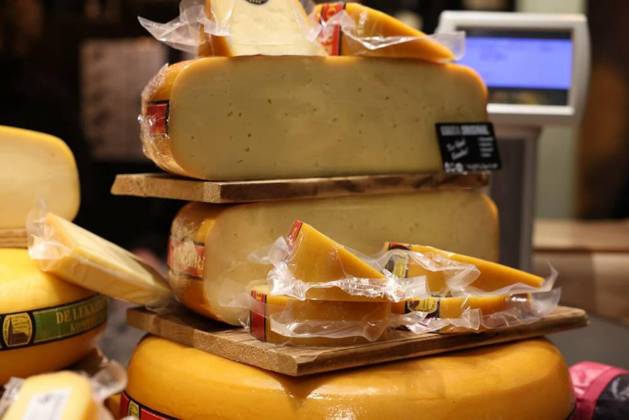  Display of traditional Dutch cheese at local cheese shop in Gouda, the Netherlands, Gouda, the Nehterlands - April 20, 2023: Display of traditional Dutch cheese at local cheese shop in Gouda, the Netherlands, Gouda, the Nehterlands - April 20, 2023: Display of traditional Dutch cheese at local cheese shop in Gouda, the Netherlands, 13.03.2024, Copyright: xwjarekx Panthermedia36911476.jpg