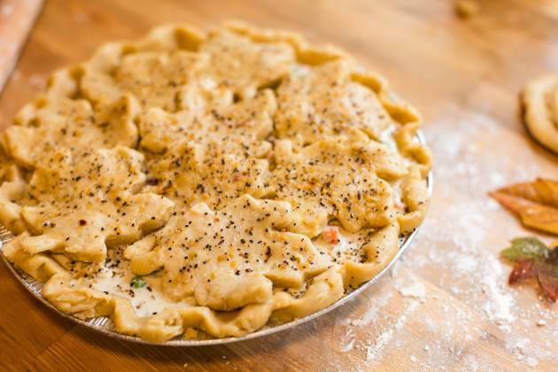 IMAGO Creative, Food, Pot Pie Close up of handmade chicken pot pie with fall leaves Coeur d Alene, Idaho, United States R_PXQG240811C6-1508220-01