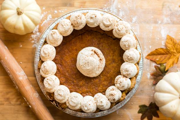 IMAGO Creative, Herbst, Food, Pumpkin Pie Handmade rustic pumpkin pie with whipped cream Coeur d Alene, Idaho, United States R_PXQG240811C6-1508273-01