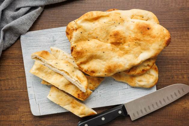 IMAGO Creative, Food, Brot, Naan Freshly Baked Naan Bread on cutting board on wooden table, Freshly Baked Naan Bread on cutting board on a wooden table, Freshly Baked Naan Bread on cutting board on a wooden table, 19.03.2024, Copyright: xjirkaejcx Panthermedia36938745.jpg