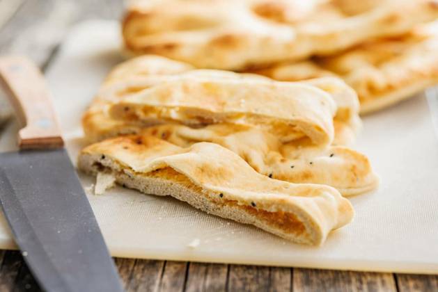 IMAGO Creative, Food, Brot, Naan Freshly Baked Naan Bread on cutting board on wooden table, Freshly Baked Naan Bread on cutting board on a wooden table, Freshly Baked Naan Bread on cutting board on a wooden table, 19.03.2024, Copyright: xjirkaejcx Panthermedia36938751.jpg