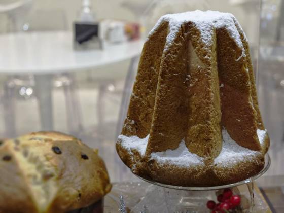 Christmas concept: The pandoro, a typical Italian dessert with butter, eggs and sugar, Christmas concept: The pandoro, a typical Italian dessert with butter, eggs and sugar. High quality photo, Christmas concept: The pandoro, a typical Italian dessert with butter, eggs and sugar. High quality photo, 22.04.2024, Copyright: xsavo74x Panthermedia37140635.jpg
