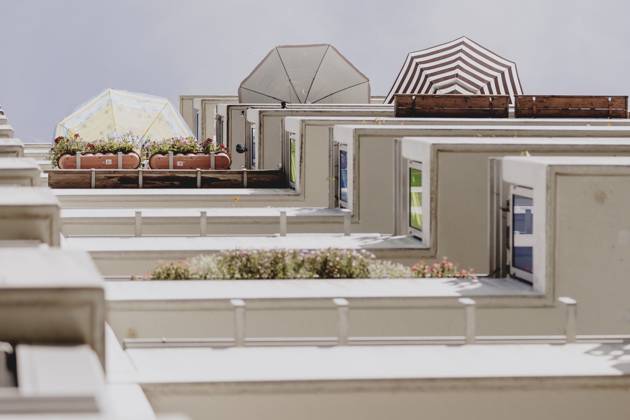 Parasols on the balcony of a prefabricated building, taken in Berlin, 07 08 2024 Berlin Germany Copyright: xFlorianxGaertner photothek.dex