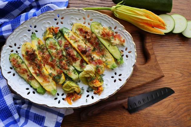  Fried zucchini stuffed with minced meat, cheese and bacon on wooden background, Fried zucchini stuffed with minced meat, cheese and bacon on wooden background ., Fried zucchini stuffed with minced meat, cheese and bacon on wooden background ., 14.05.2024, Copyright: xVaivirgax Panthermedia37255904.jpg