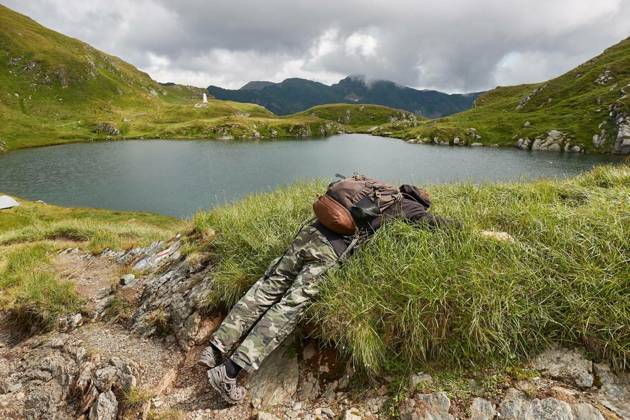 IMAGO Creative, Gesellschaft, Leisure Sickness Hiking in the Fagaras mountains, High mountain lake landscape with hiker laying down on the grass face down, High mountain lake landscape with hiker laying down on the grass face down model released, Symbolfoto , 24.05.2024, Copyright: xGudellax Panthermedia37313957.jpg
