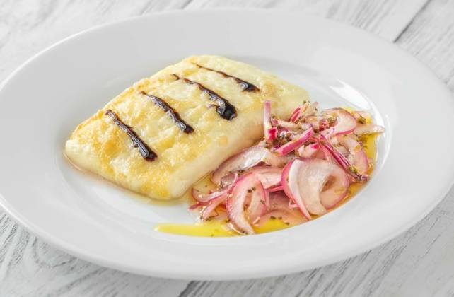 Fried greek cheese, Portion of fried greek cheese with marinated onion, Portion of fried greek cheese with marinated onion, 27.05.2024, Copyright: xAlex9500x Panthermedia37325962.jpg