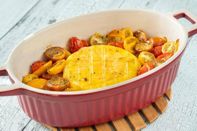  Baked camembert cheese, Baked camembert cheese with cherry tomatoes and basil, Baked camembert cheese with cherry tomatoes and basil, 07.07.2024, Copyright: xAlex9500x Panthermedia37556093.jpg