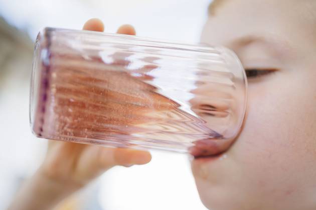 Symbolic photo about drinking water in high temperatures A boy drinks a glass of water in hot summer weather Ziegenrueck, 20 07 2024 Ziegenrueck Germany Copyright: xThomasxTrutschel photothek.dex
