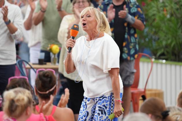 ZDF Fernsehgarten presenter Andrea Kiwi Kiewel in the entertainment show ZDF Fernsehgarten on 18 08 2024 in Mainz Mainz ZDF Fernsehgarten Rheinland Pfalz