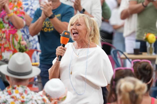 ZDF Fernsehgarten presenter Andrea Kiwi Kiewel in the entertainment show ZDF Fernsehgarten on 18 08 2024 in Mainz Mainz ZDF Fernsehgarten Rheinland Pfalz