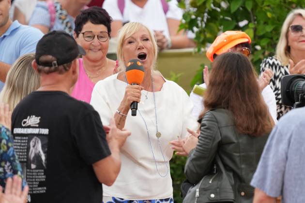 ZDF Fernsehgarten presenter Andrea Kiwi Kiewel in the entertainment show ZDF Fernsehgarten on 18 08 2024 in Mainz Mainz ZDF Fernsehgarten Rheinland Pfalz