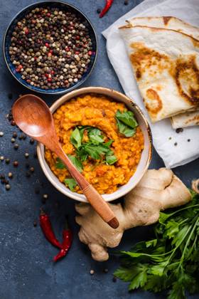 Traditionelle indische Linsen Dal, Naan Butterbrot, frischer Koriander. Indische Dhal würzigen Curry in Schüssel, Gewürze, Kräuter, rustikalen Beton Hintergrund. Ansicht von oben. Indisches Essen. Authentisches indisches Gericht. Draufsicht Traditional Indian lentils Dal, naan butter bread, fresh coriander. Indian Dhal spicy curry in bowl, spices, herbs, rustic concrete background. Top view. Indian food. Authentic Indian dish. Overhead Copyright: imageBROKER OlenaxYeromenko ibliqx08599135.jpg
