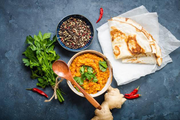 Traditionelle indische Linsen Dal, Naan Butterbrot, frischer Koriander. Indische Dhal würzigen Curry in Schüssel, Gewürze, Kräuter, rustikalen Beton Hintergrund. Ansicht von oben. Indisches Essen. Authentisches indisches Gericht. Draufsicht Traditional Indian lentils Dal, naan butter bread, fresh coriander. Indian Dhal spicy curry in bowl, spices, herbs, rustic concrete background. Top view. Indian food. Authentic Indian dish. Overhead Copyright: imageBROKER OlenaxYeromenko ibliqx08599167