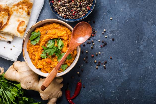 Traditionelle indische Linsen Dal, Naan-Butterbrot. Platz für Text. Indische Dhal würzigen Curry in Schüssel, Gewürze, Kräuter, rustikalen Beton Hintergrund. Ansicht von oben. Indisches Essen. Authentisches indisches Gericht. Platz zum Kopieren Traditional Indian lentils Dal, naan butter bread. Space for text. Indian Dhal spicy curry in bowl, spices, herbs, rustic concrete background. Top view. Indian food. Authentic Indian dish. Copy space Copyright: imageBROKER OlenaxYeromenko ibliqx08599171