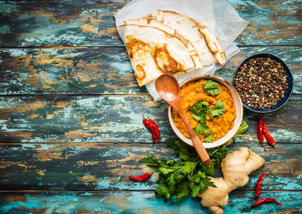 Traditionelle indische Linsen Dal, Naan-Butterbrot. Platz für Text. Indische Dhal würzigen Curry in Schüssel, Gewürze, Kräuter, rustikalen hölzernen Hintergrund. Ansicht von oben. Indisches Essen. Authentisches indisches Gericht. Platz zum Kopieren Traditional Indian lentils Dal, naan butter bread. Space for text. Indian Dhal spicy curry in bowl, spices, herbs, rustic wooden background. Top view. Indian food. Authentic Indian dish. Copy space Copyright: imageBROKER OlenaxYeromenko ibliqx08602858.jpg